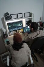 Postproducción de vídeo. Dos compañeros trabajando en post producción